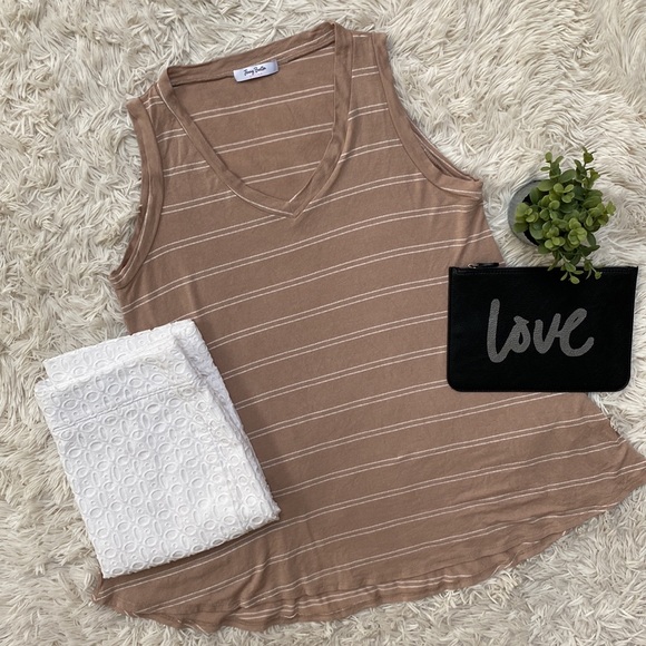 Jenny Boston V-Neck Tank Top 💗 Tan & White - Picture 2 of 12
